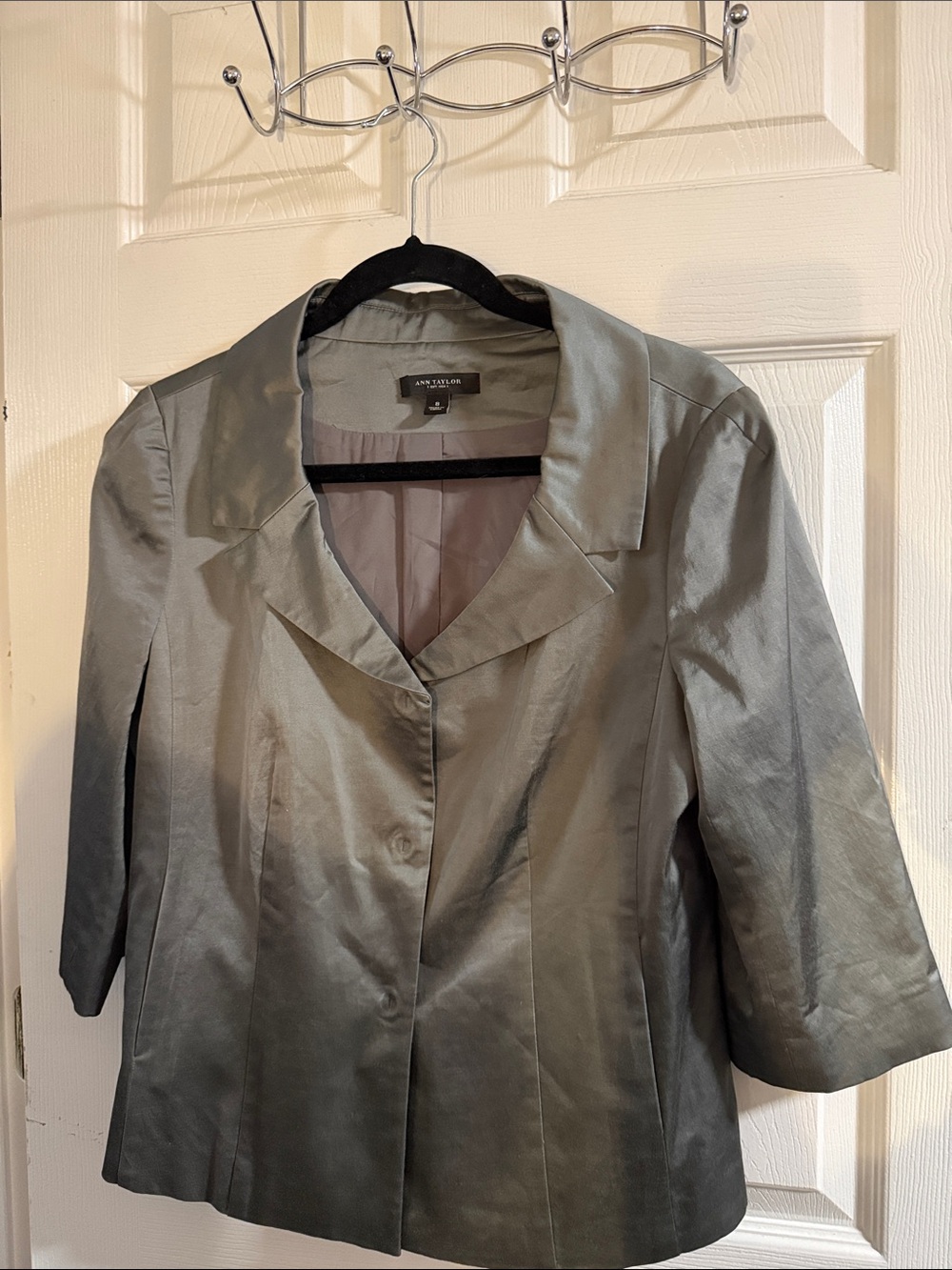 Ann Taylor Women’s 8 Silver Cropped Satin Blazer 38” bust, 25.5” length
